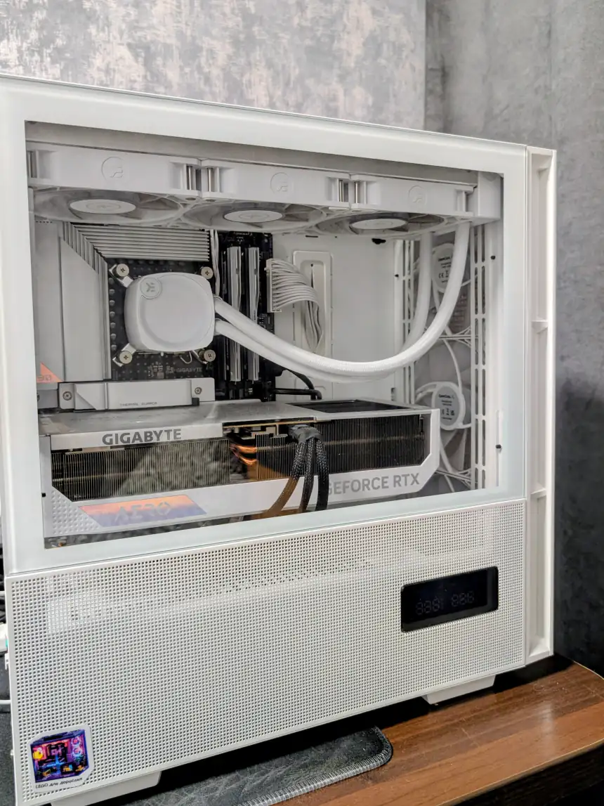 Біла ігрова збірка ПК — повний вигляд корпусу Deepcool CH560